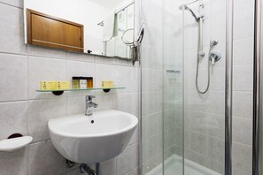 Ducha, artículos de higiene personal gratuitos y secador de pelo