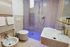 Superior kamer, 1 twee- of 2 eenpersoonsbedden | Badkamer | Een douche, gratis toiletartikelen, een haardroger, pantoffels