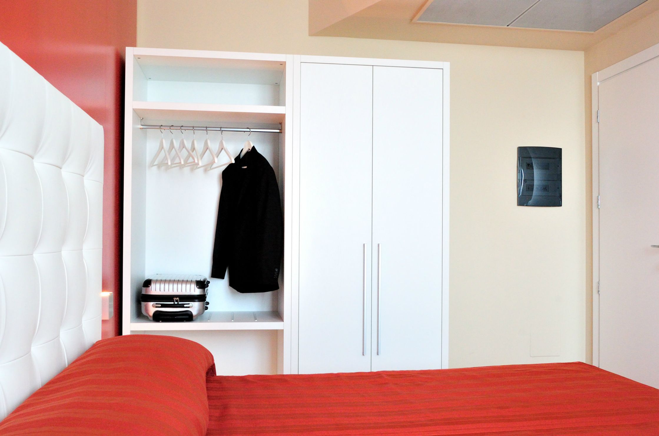 羽绒被、迷你吧、客房内保险箱、办公桌