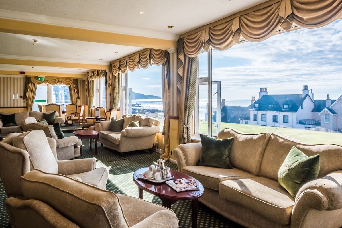 3 bars/lounges, poolside bar