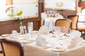2 restaurantes: opção de café da manhã, almoço e jantar