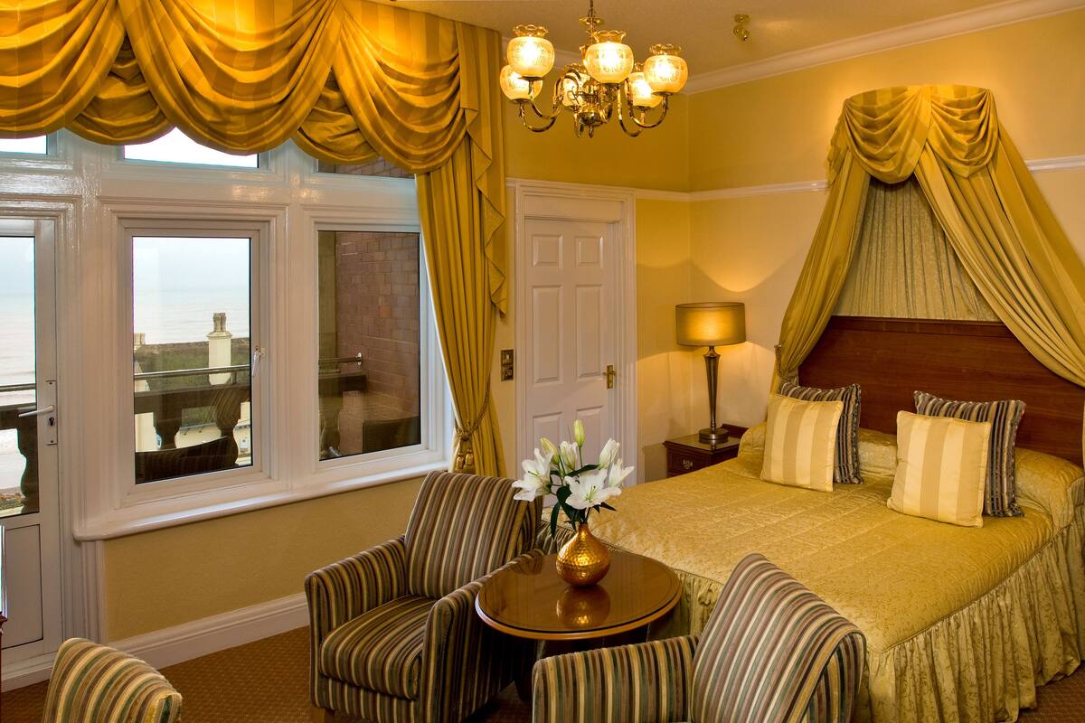 deluxe double or twin room, sea view | premium bedding, minibar, in-room safe, desk