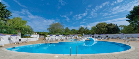 Piscine intérieure, piscine extérieure, chaises longues