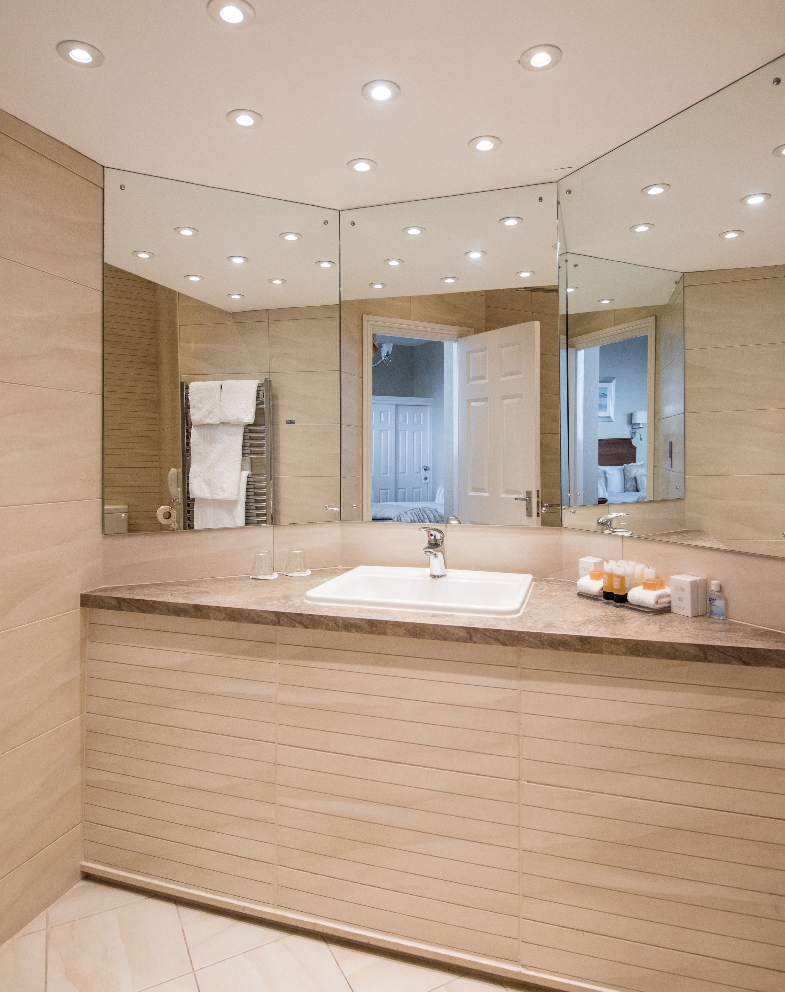 deluxe double or twin room, sea view | bathroom | combined shower/bathtub, free toiletries, hair dryer, bathrobes