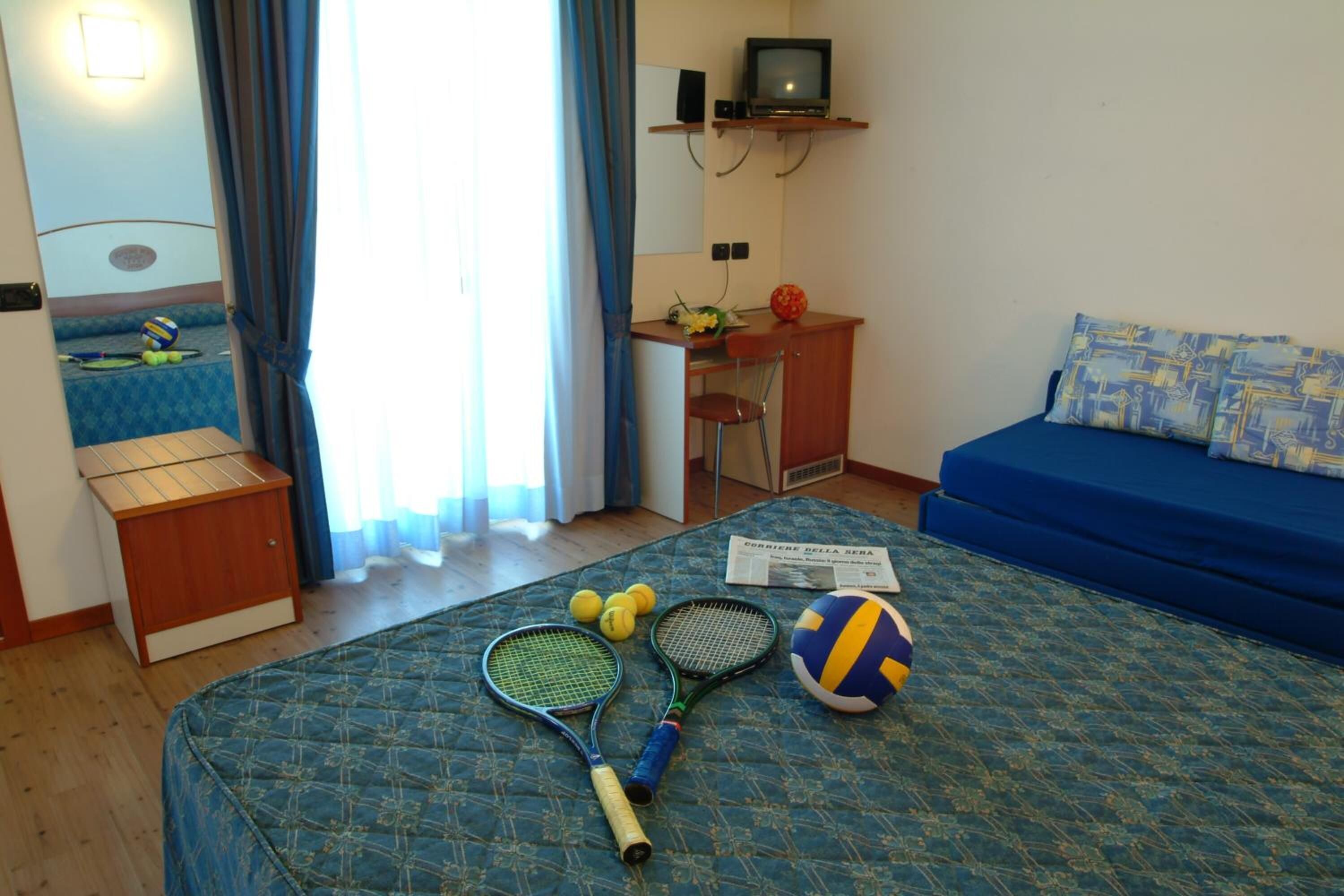 Minibar, coffres-forts dans les chambres, bureau