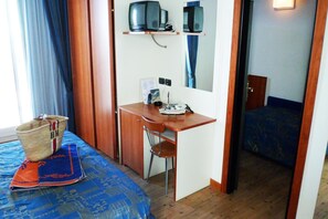 Minibar, in-room safe, desk, iron/ironing board - New Bristol Sport & Domus Mea Hotel (Cesenatico)