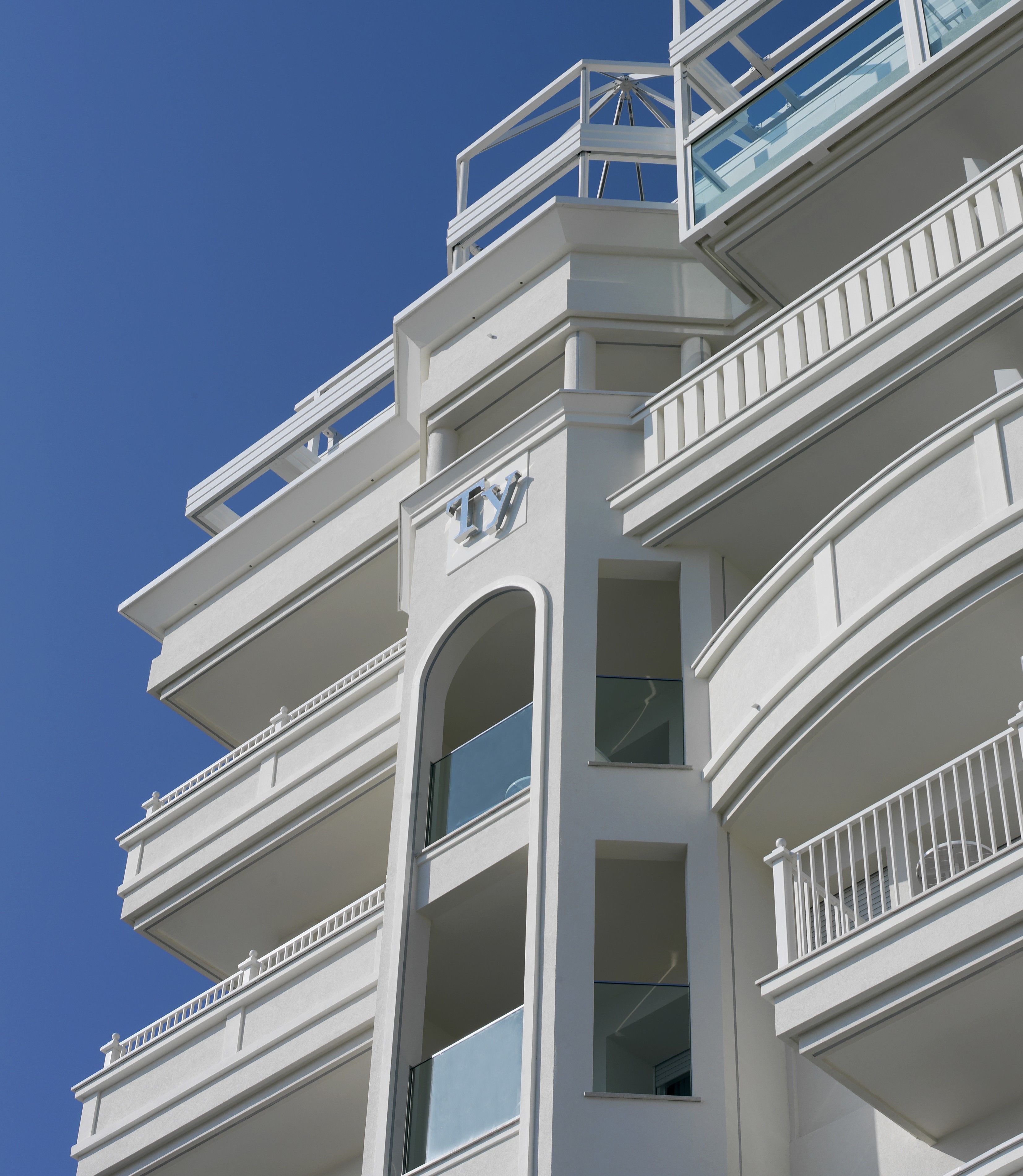 Un immeuble à plusieurs étages, doté de balcons, avec un ciel dégagé.