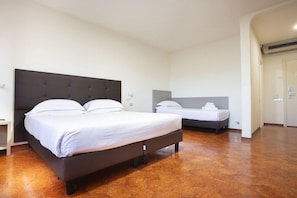 Frigobar, cofres nos quartos, escrivaninha, Wi-Fi de cortesia