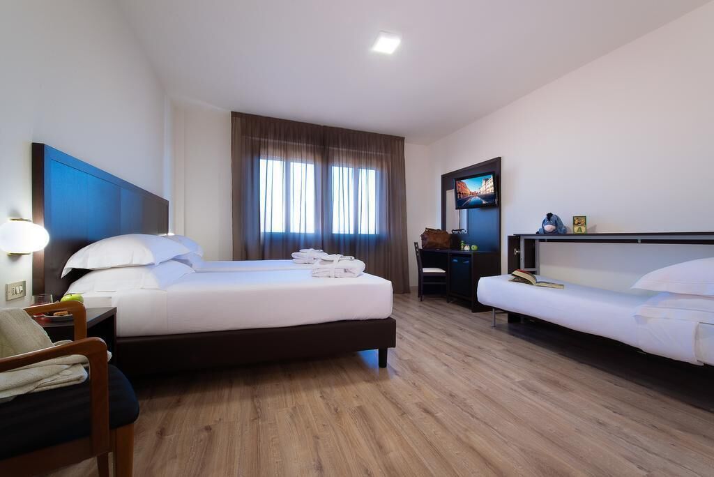 Minibar, coffres-forts dans les chambres, bureau, Wi-Fi gratuit