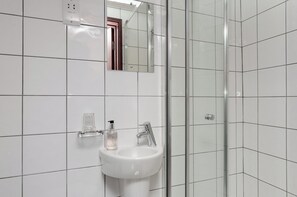 Douche, articles de toilette gratuits, sèche-cheveux