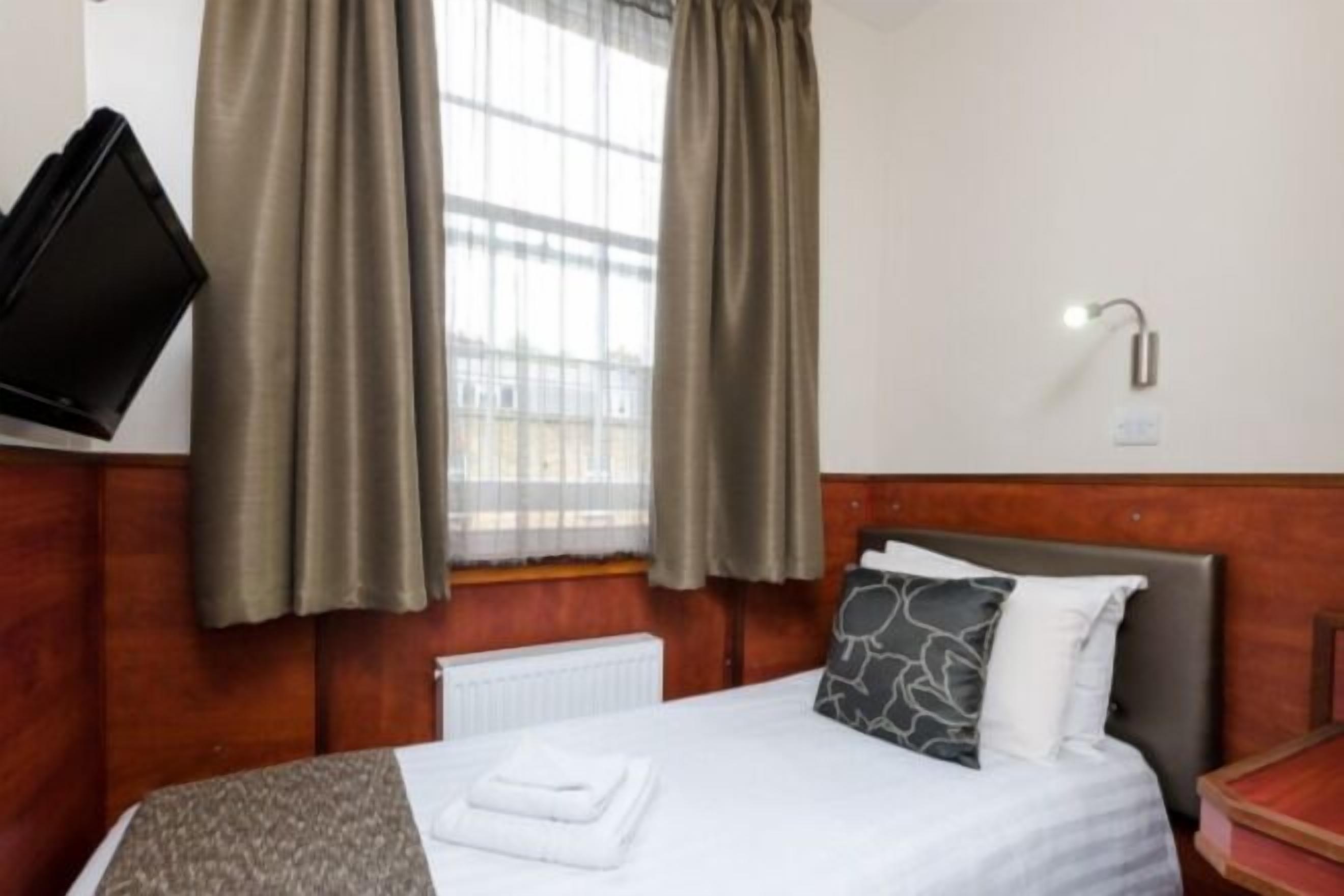 واي فاي مجانًا وملاءات أسرّة