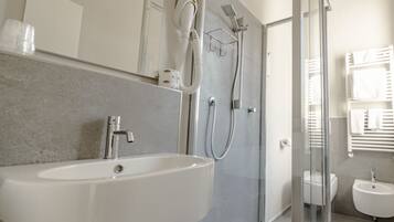 Basic Triple Room | Bathroom