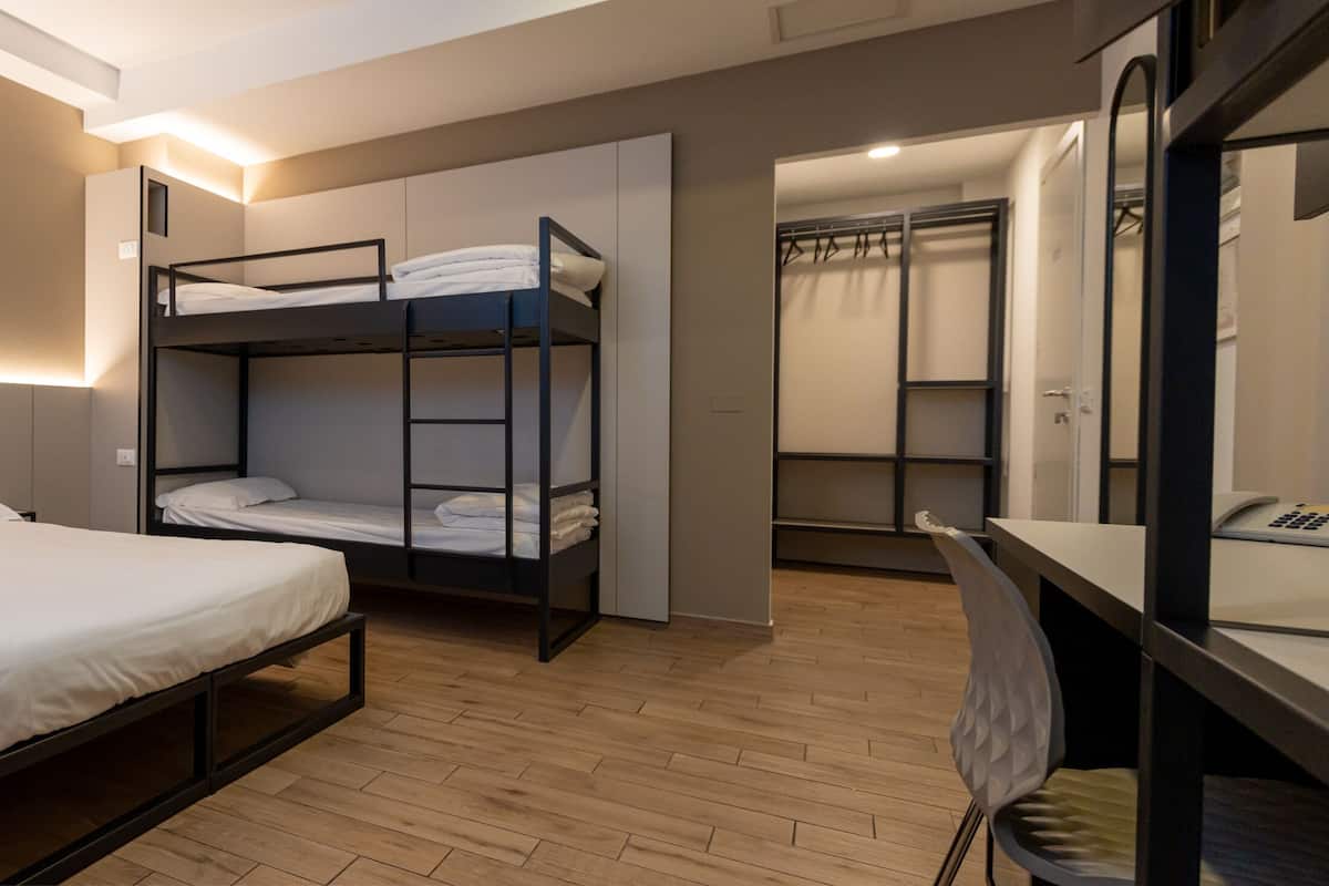 Habitación cuádruple económica, varias camas | Minibar, caja de seguridad en la habitación y escritorio