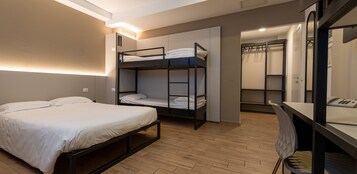Minibar, caja de seguridad en la habitación y escritorio 