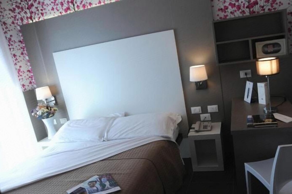 ميني بار وخزنة داخل الغرفة ومكتب وتجهيزات عازلة للصوت