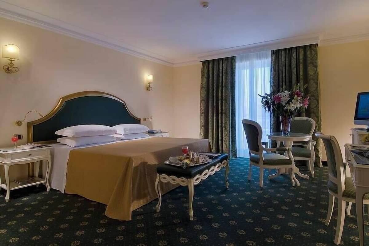Minibar, safe på rommet, lydisolert og wi-fi (inkludert)