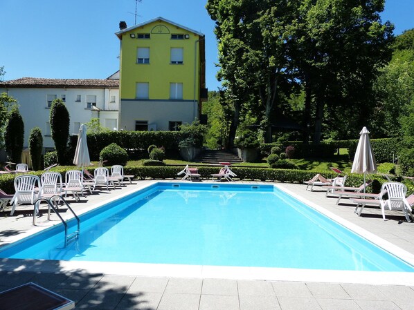 Outdoor pool, sun loungers