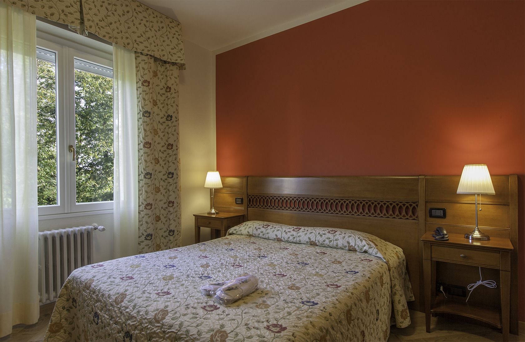 double room | minibar, in-room safe, desk, rollaway beds