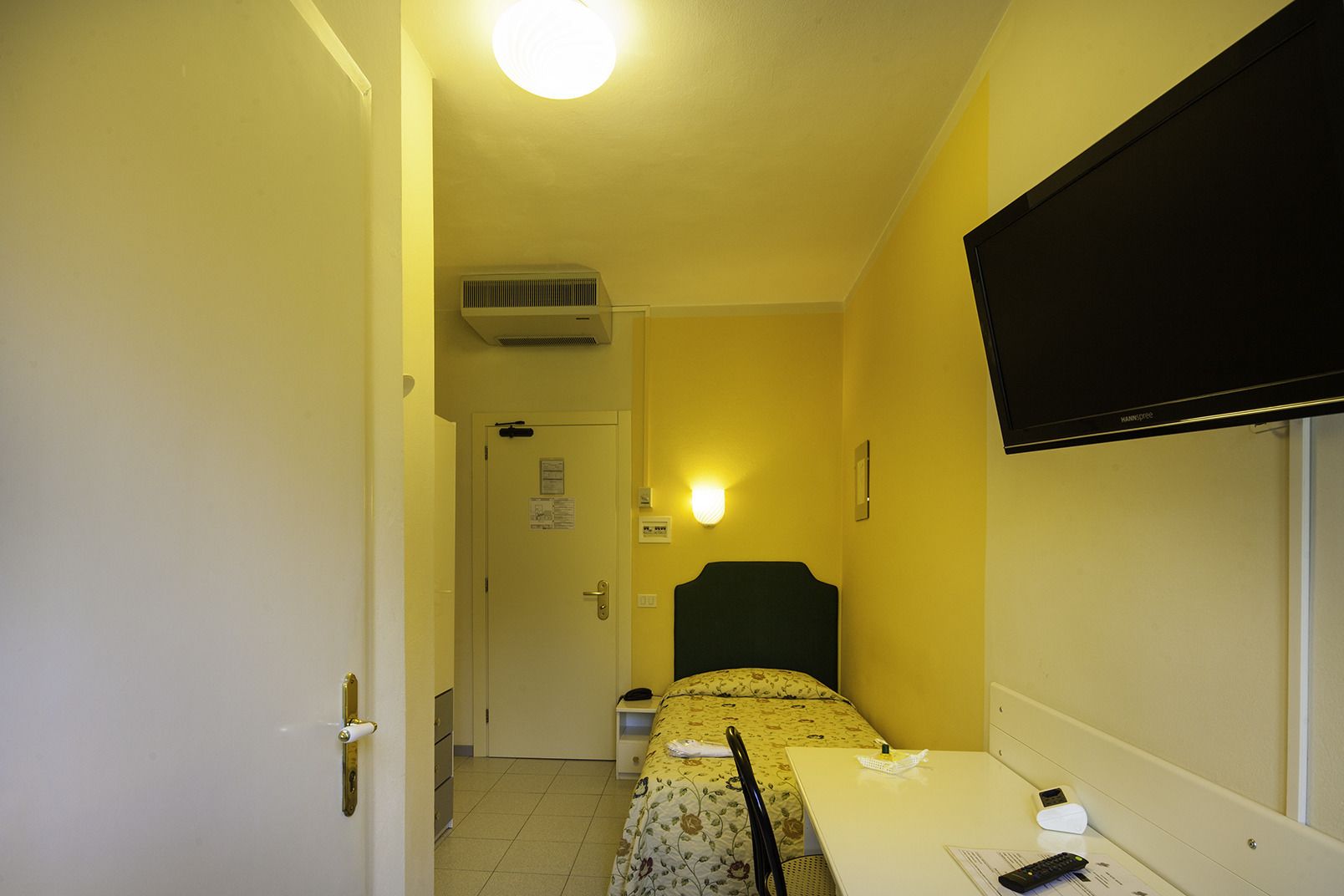 single room | minibar, in-room safe, desk, rollaway beds