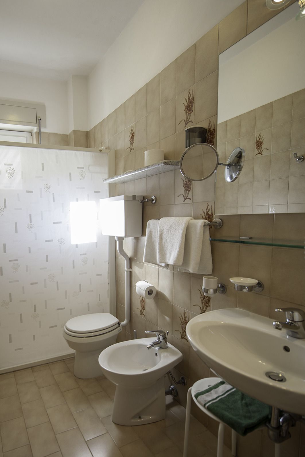 shower, rainfall showerhead, free toiletries, hair dryer