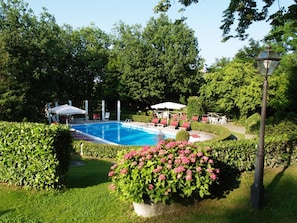 Piscine extérieure, chaises longues