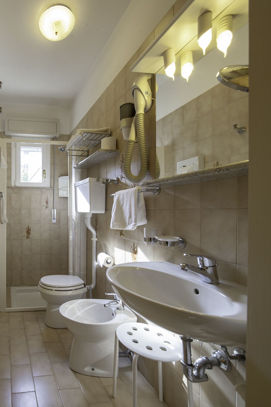 single room | minibar, in-room safe, desk, rollaway beds