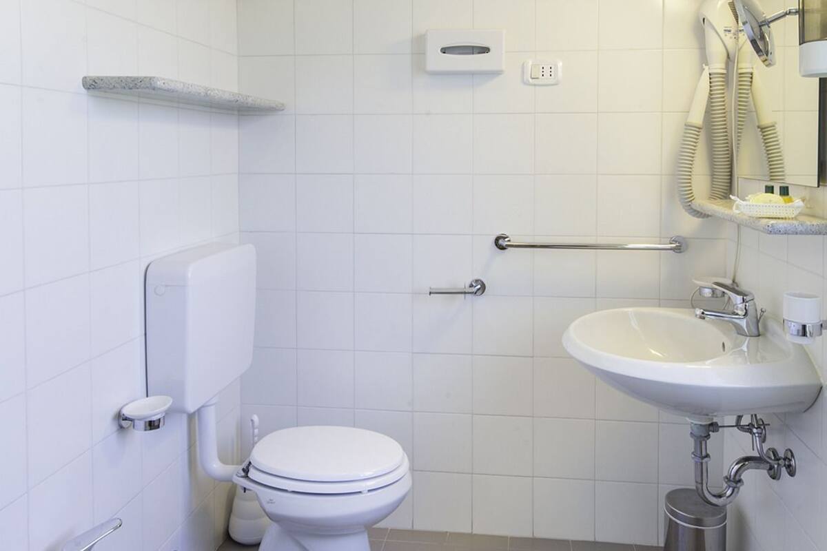 shower, rainfall showerhead, free toiletries, hair dryer