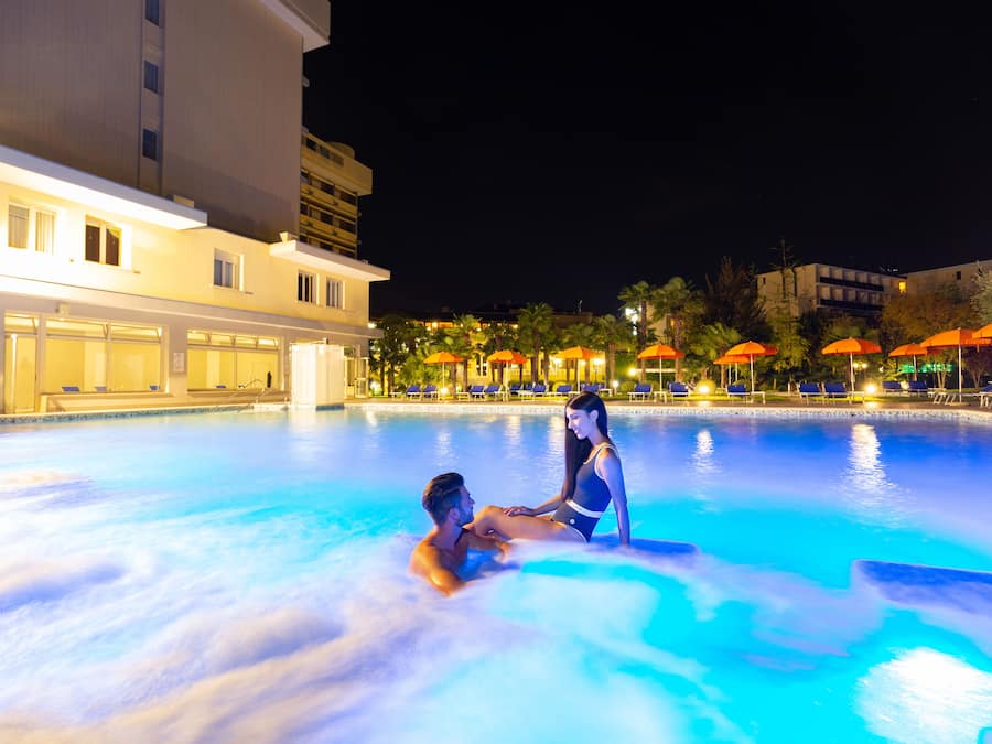 Innenpool, 2 Außenpools, Sonnenschirme, Liegestühle