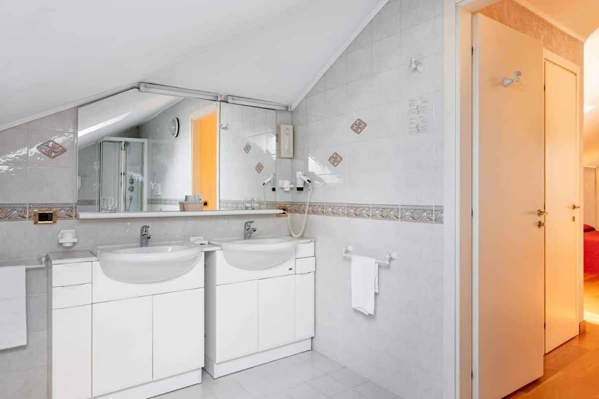 double or twin room | bathroom | free toiletries, hair dryer, bathrobes, bidet