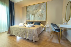 Suite | Minibar, safe på rommet, skrivebord og skrivebord for bærbar PC