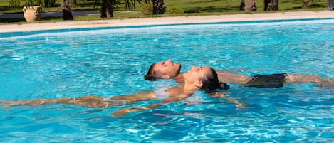 Inomhuspool, 2 utomhuspooler, parasoller och solstolar