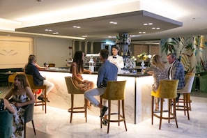 Bar (trong khuôn viên)