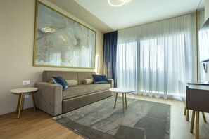 Suite | Minibar, safe på rommet, skrivebord og skrivebord for bærbar PC