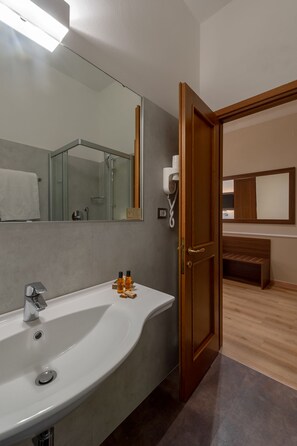 Estudio | Baño | Bañera profunda, cabezal de ducha tipo lluvia, secador de pelo y bidé