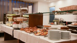 Frokostbuffé hver dag (mot et tillegg)