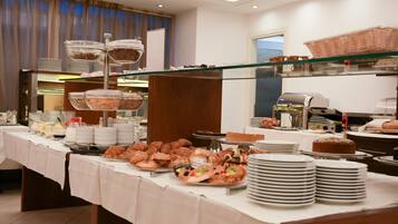 Tägliches Frühstücksbuffet (9 EUR pro Person)