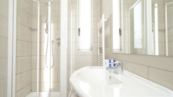 Articles de toilette gratuits, sèche-cheveux, chaussons, bidet