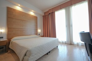 Habitación doble | Ropa de cama de alta calidad y minibar 