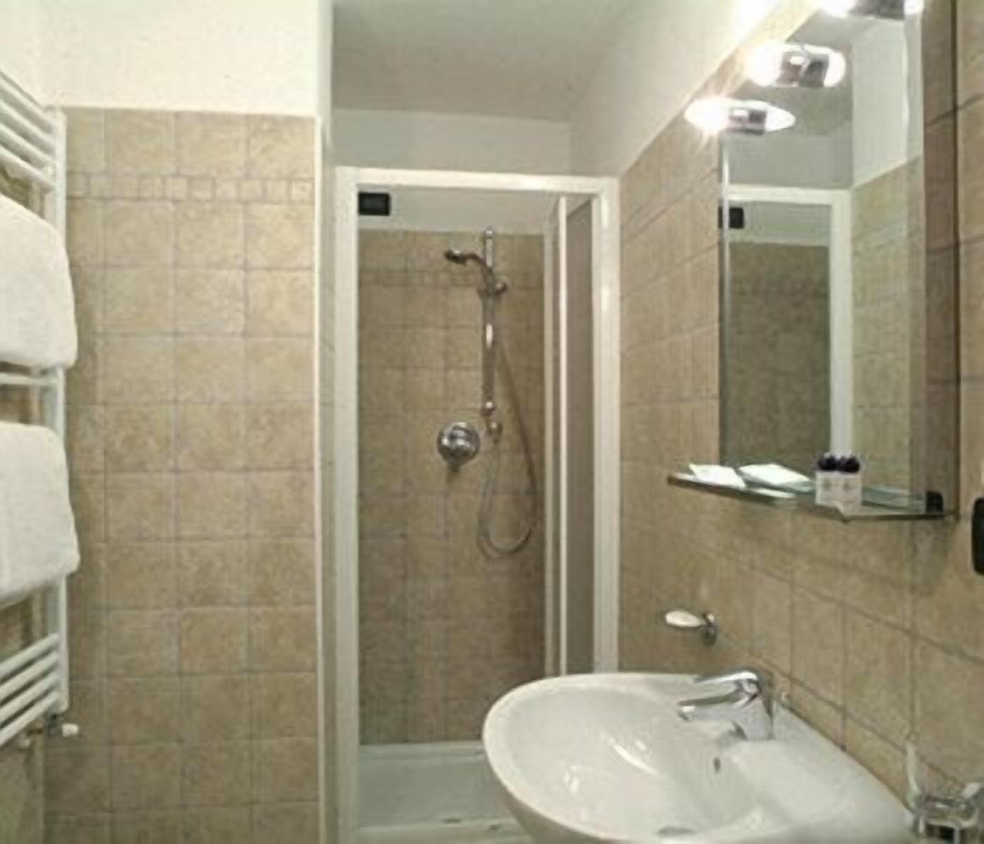 comfort double room | bathroom | shower, free toiletries, hair dryer, bidet