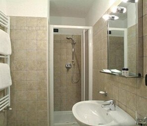 Comfort Double Room | Bathroom | Shower, free toiletries, hair dryer, bidet - Sud-Ovest (Sestriere)