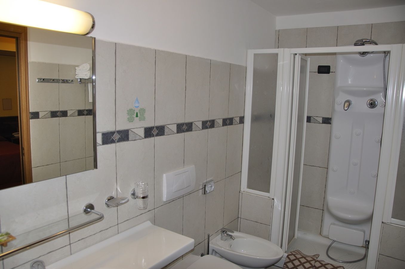 quadruple room | bathroom amenities | shower, free toiletries, hair dryer, bidet