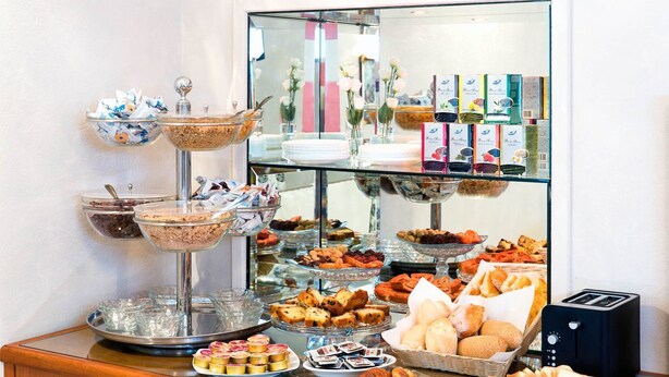 A buffet with various food items, including pastries, bread, and beverages. - Hotel Londra (Alessandria)