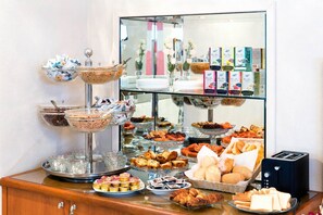 A buffet with various food items, including pastries, bread, and beverages. - Hotel Londra (Alessandria)