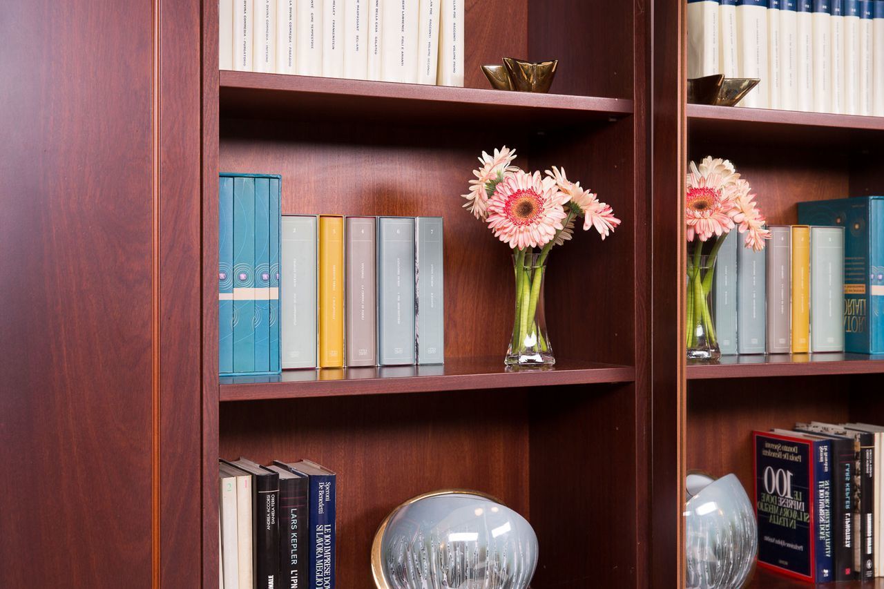 Ein Bücherregal mit Büchern und Vasen.