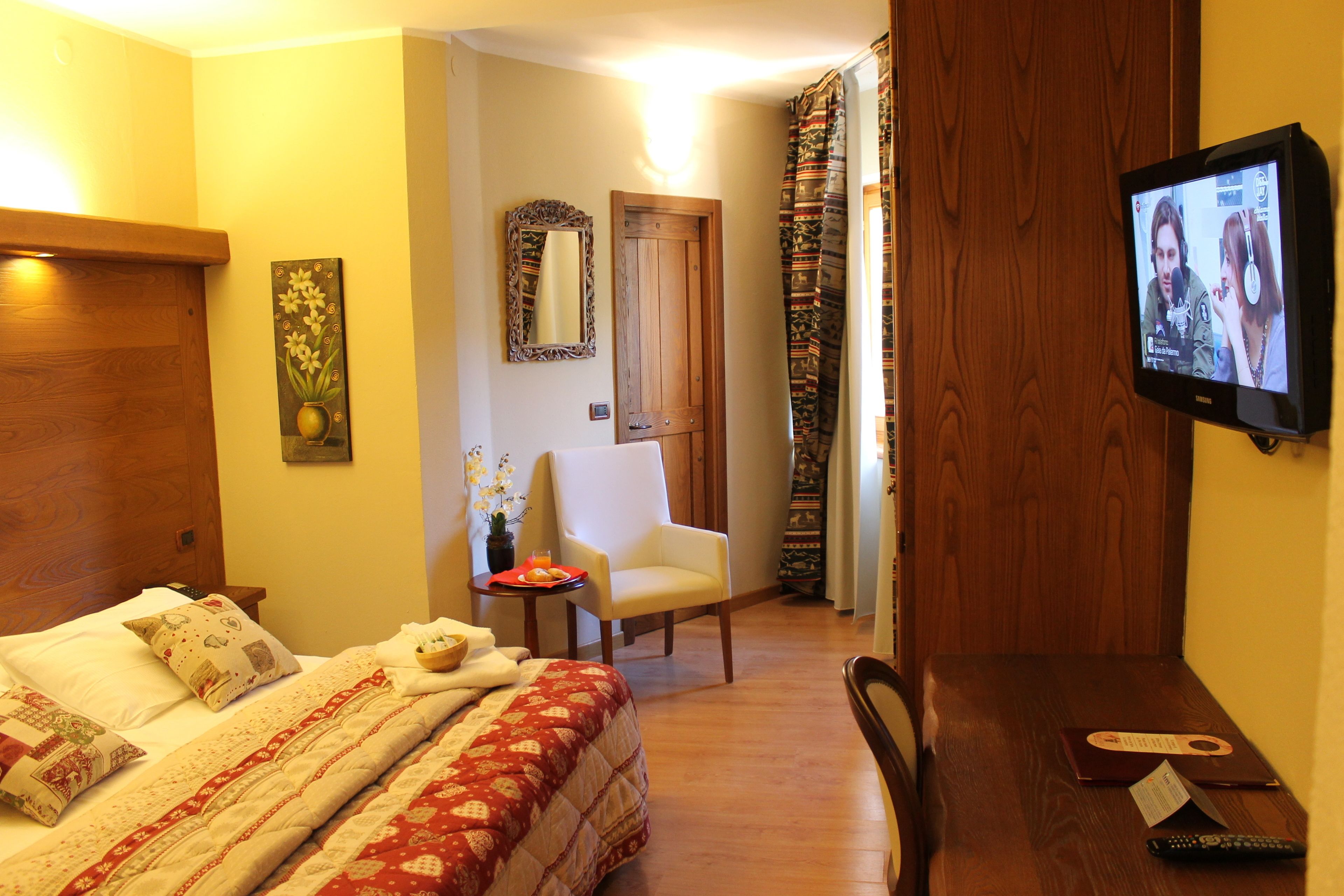 premium bedding, pillow-top beds, minibar, in-room safe