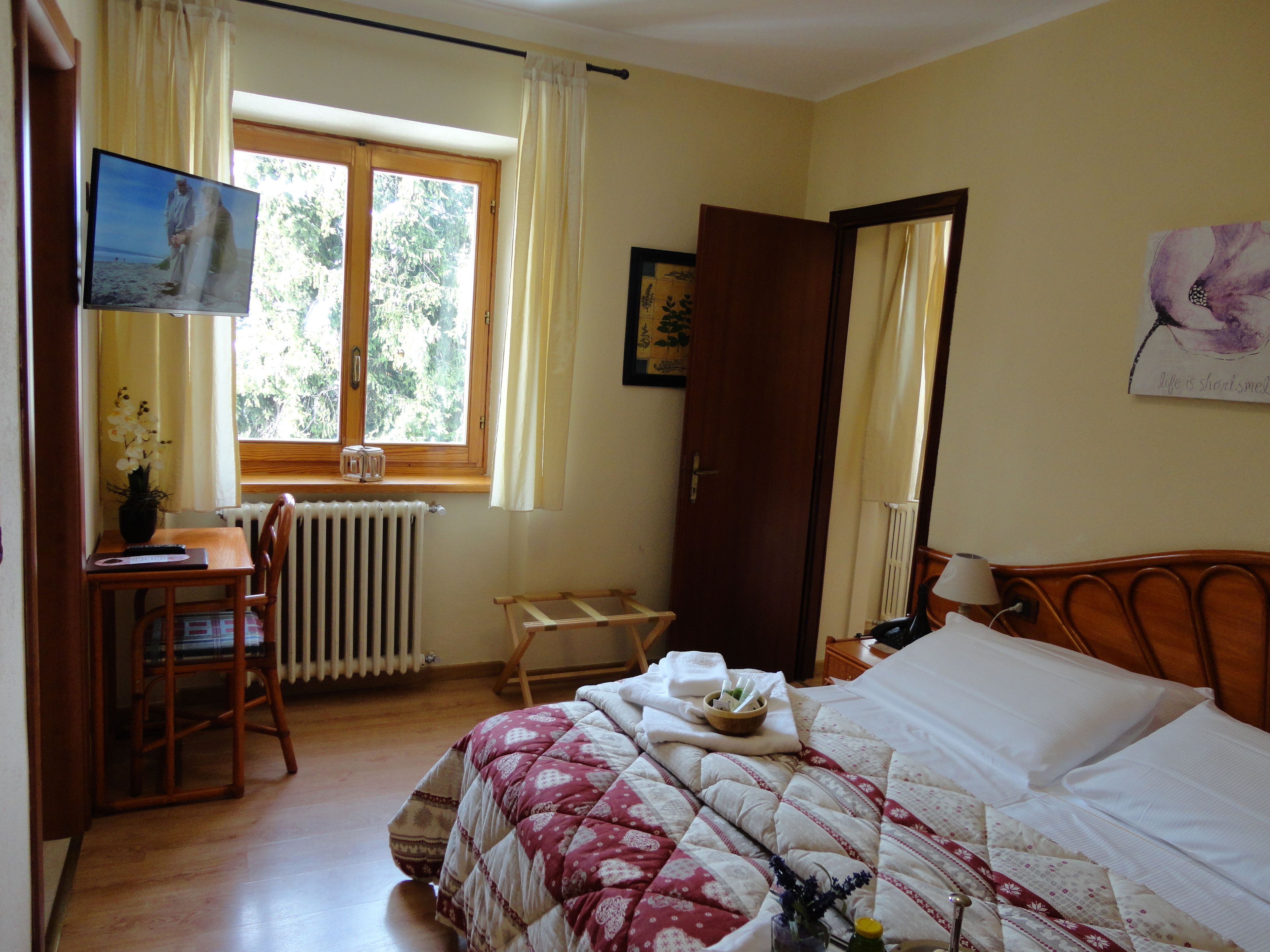 standard double room | premium bedding, pillow-top beds, minibar, in-room safe