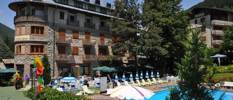 Una piscina al aire libre de temporada