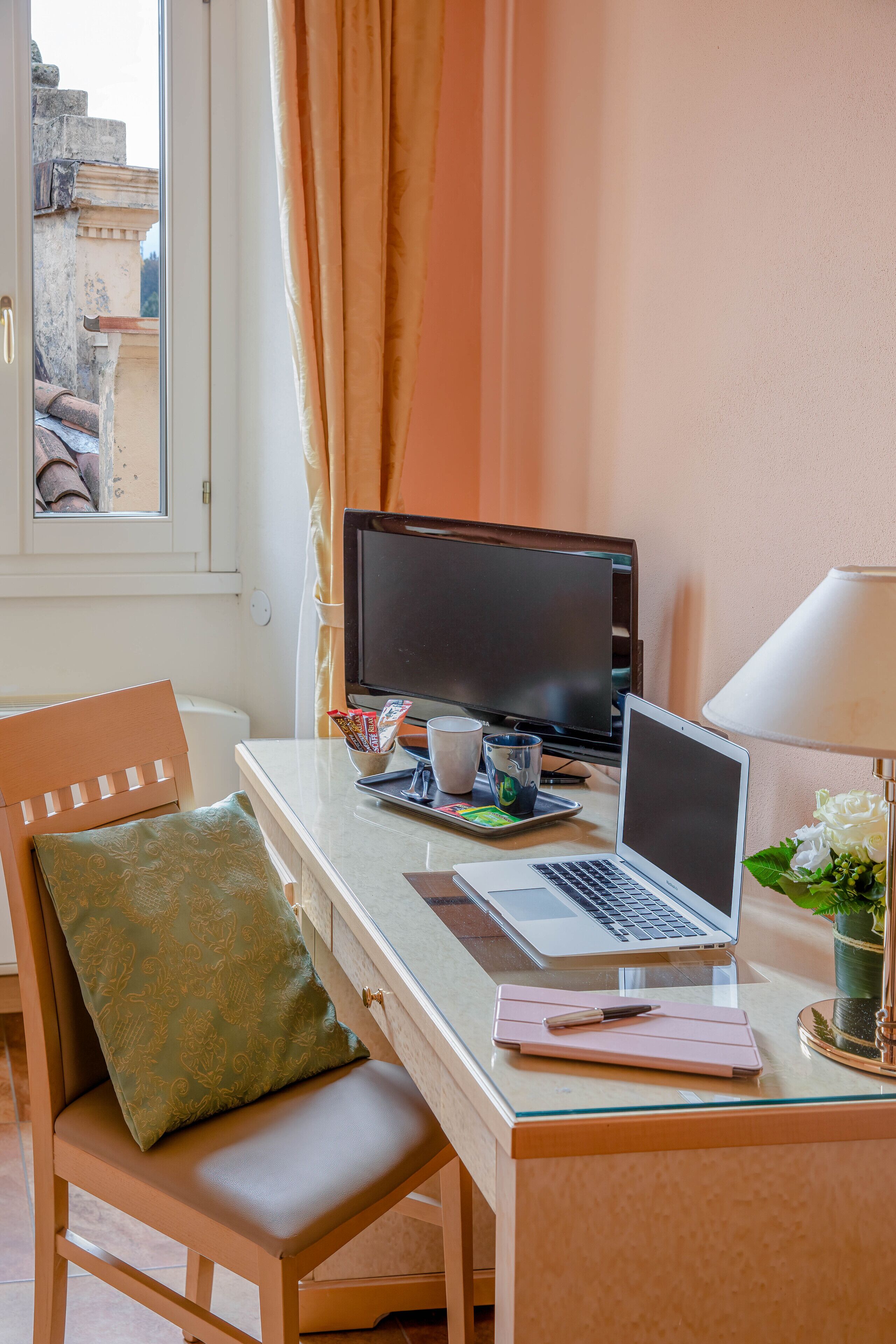 camera superior matrimoniale/doppia con letti singoli con vista lago parziale | 1 bedroom, minibar, in-room safe, desk