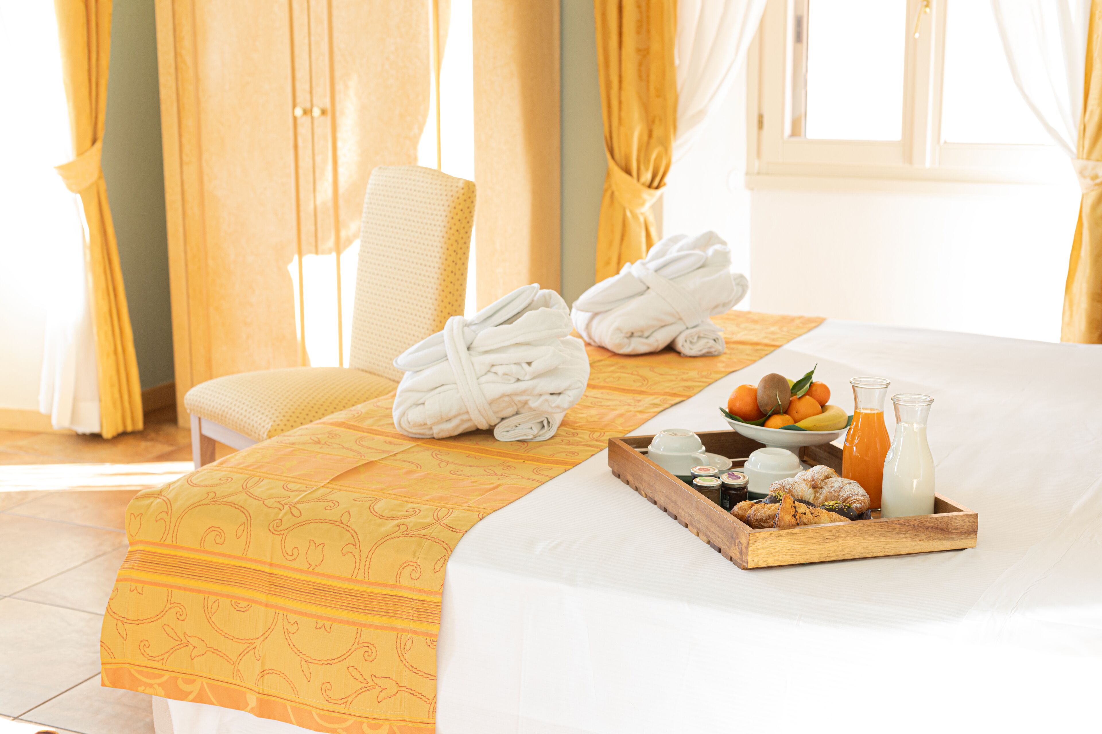 camera deluxe tripla con vista lago | 1 bedroom, minibar, in-room safe, desk