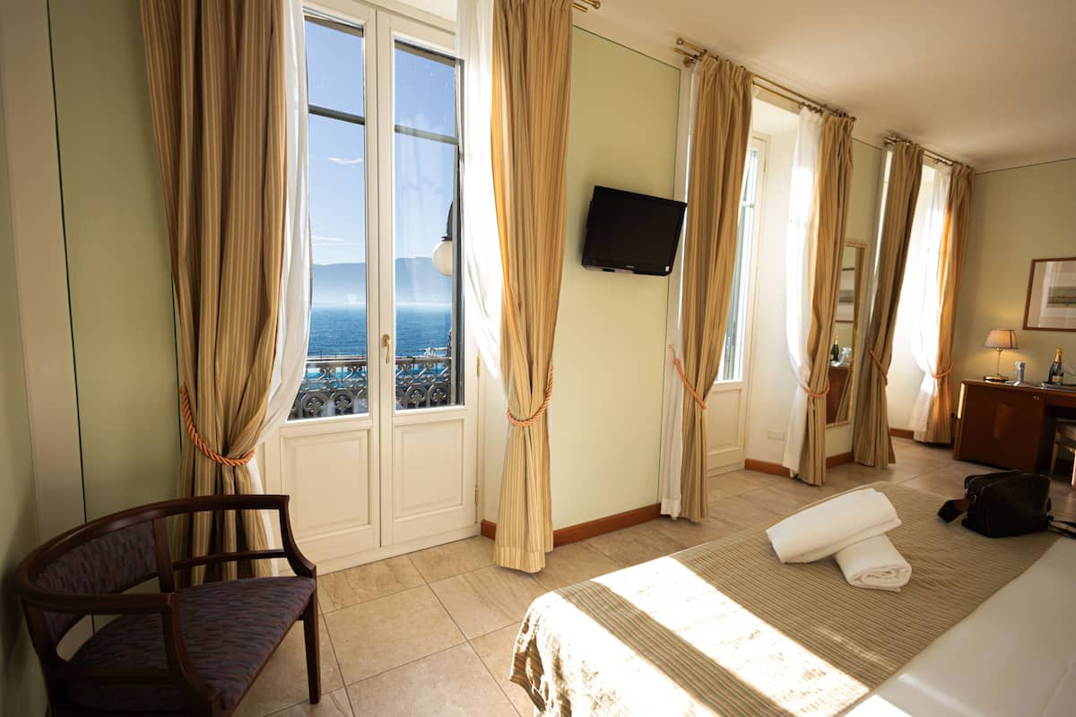 Camera Deluxe Matrimoniale/Doppia con Letti Singoli con Vista Lago | Minibar, safe på rommet, skrivebord og lydisolert